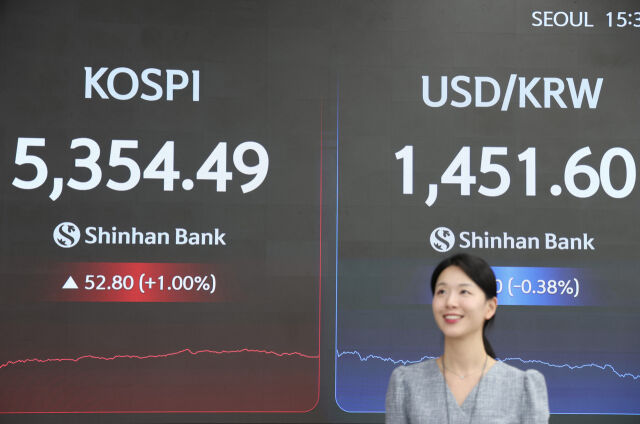 11일 한국거래소에 따르면 이날 코스피는 전일 대비 52.80포인트(1%) 오른 5354.49로 마감했다. /신한은행