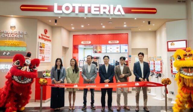 10일 싱가포르 주얼 창이공항 지하 1층에 문을 연 롯데리아 싱가포르 1호점 그랜드 오픈식에서 이원택 롯데GRS 대표이사(오른쪽 세 번째)와 알란 고 카트리나그룹 회장(오른쪽 네 번째) 등이 기념촬영을 하고 있다. /롯데리아