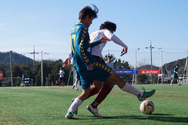 상대 선수와 공을 다투는 박진서(오른쪽). /한국대학축구연맹 프레스 센터