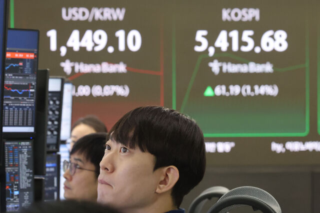 12일 오전 서울 중구 하나은행 딜링룸에서 딜러들이 업무를 보고 있다. 코스피가 전 거래일 대비 70.90포인트(1.32%) 상승한 5425.39에 출발했다. 원달러 환율은 1.5원 내린 1448.6원으로, 코스닥지수는 7.68포인트(0.69%) 오른 1122.55에 거래를 시작했다./뉴시스