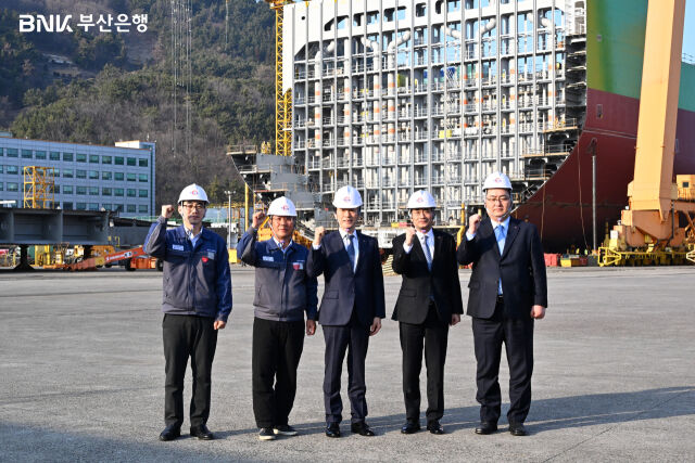 부산은행 김성주 은행장(사진 왼쪽 3번째)은 지난 11일 HSG성동조선을 직접 방문해 조선·해양산업 현장을 둘러보고, 부울경지역 특화산업인 해양산업 전반에 대한 현장의 목소리를 청취했다.
