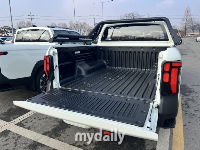 신형 무쏘 적재공간(데크)을 개방한 모습. /심지원 기자