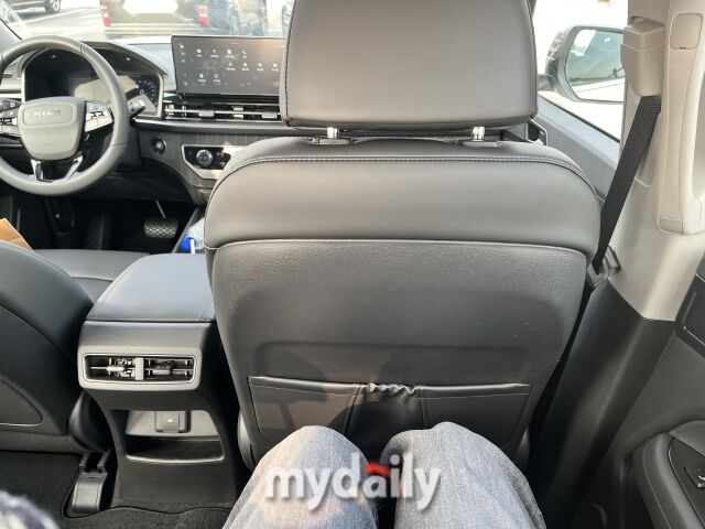 신형 무쏘(롱데크) 2.2 디젤 2열에 앉은 모습. 무릎 공간이 많이 남아있다. /심지원 기자