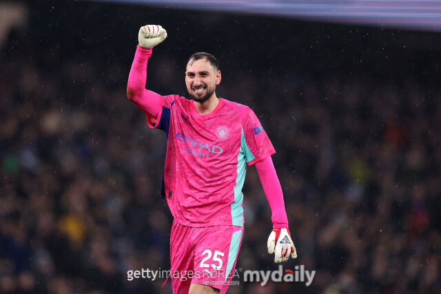 맨시티 골키퍼 지안루이지 돈나룸마가 주먹을 불끈 쥐고 있다. /게티이미지코리아