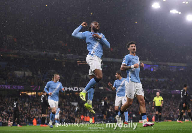 선제골을 뽑아내고 날아오른 세메뇨(가운데). /게티이미지코리아