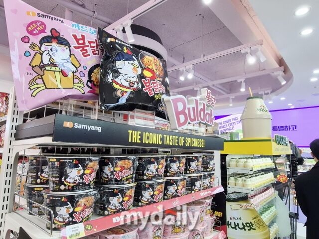 외국인 관광객을 겨냥해 바나나맛 우유와 K-라면 등 외국인 매출 1위 상품을 집중 배치했다. /방금숙 기자