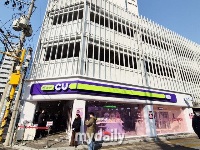 성수디저트파크점의 전경. CU의 상징색인 퍼플과 라임을 파스텔톤으로 재해석해 세련된 카페 분위기를 자아낸다. /방금숙 기자