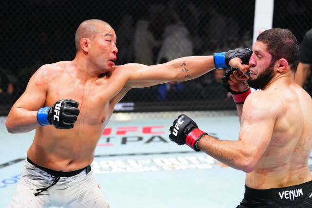 알리스케로프(오른쪽)와 대결에서 펀치를 적중하는 박준용. /UFC 제공