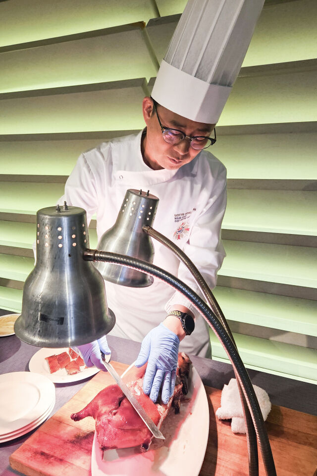 베이징덕을 써는 서 조리장./롯데 자이언츠