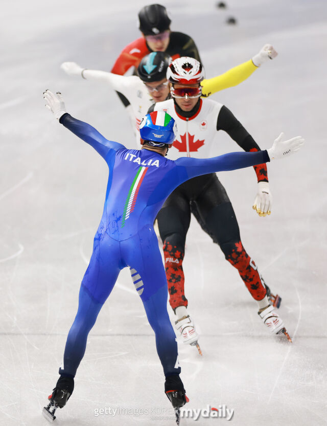 이탈리아 혼성 계주 대표팀 피에트로 시겔이 금메달 획득 후 두 팔 벌려 환호하고 있다./게티이미지코리아