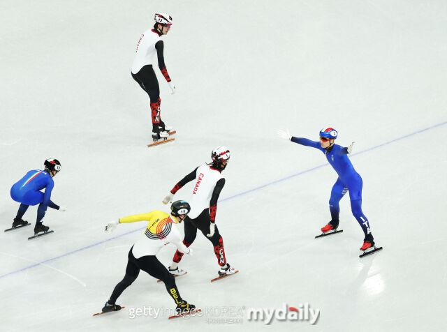이탈리아 혼성 계주 대표팀 피에트로 시겔이 금메달 획득 후 두 팔 벌려 환호하고 있다./게티이미지코리아