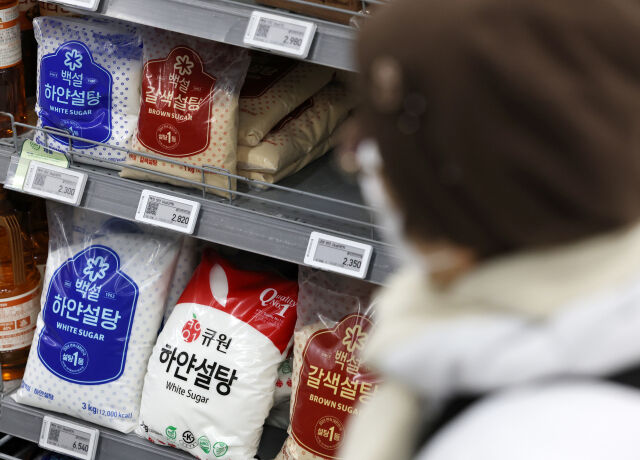 12일 서울 시내의 한 대형마트에 CJ제일제당의 브랜드 백설과 삼양사의 큐원 등 설탕 제품이 진열돼 있다. /뉴시스