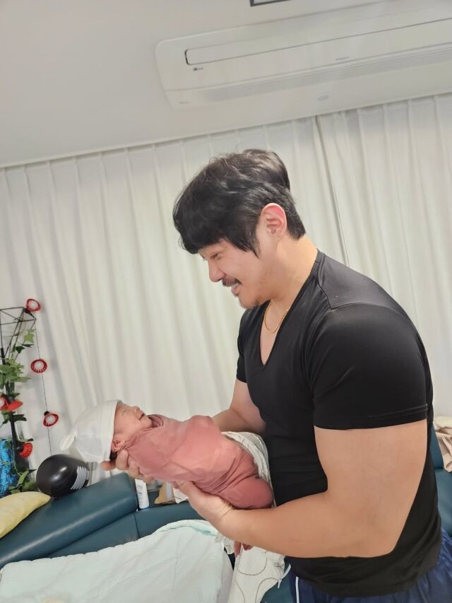 KCM이 셋째 아들을 품에 안은 순간을 떠올렸다. / KCM SNS