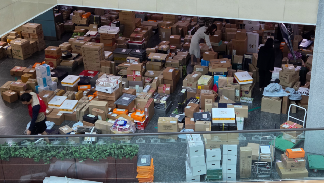 서울 여의도 국회 의원회관 로비에 마련된 택배 보관소에 설 명절 선물로 온 택배상자가 가득 쌓여 있다. /이호빈 기자