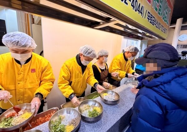 지난 11일 서울 종로구 원각사 무료 급식소에서 아성다이소 임직원이 저소득 노인과 노숙인을 대상으로 점심 식사 배식 봉사활동을 하고 있다. /아성다이소