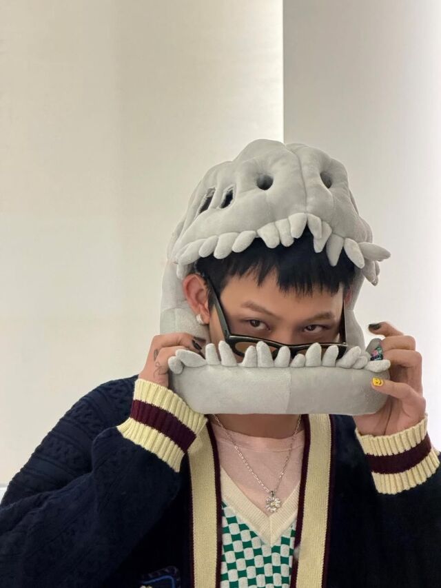 지드래곤이 또 한 번 독보적인 패션 감각을 드러냈다. / 지드래곤 SNS