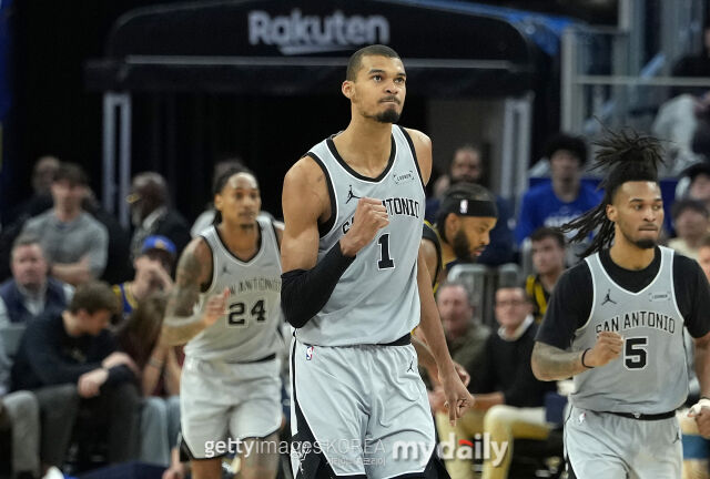 웸반야마(가운데 1번)가 12일 골든스테이트와 경기에서 3점포를 터뜨린 후 주먹을 불끈 쥐고 있다. /게티이미지코리아