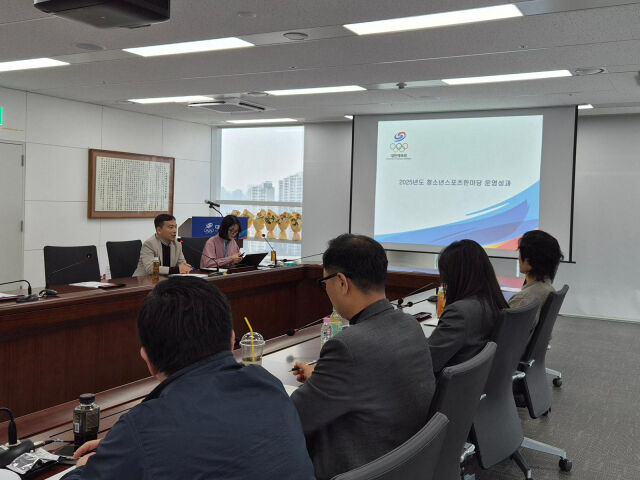 청소년스포츠한마당 성과공유회 및 2026년도 사업설명회 참가자들이 이야기를 나누고 있다. /대한체육회 제공