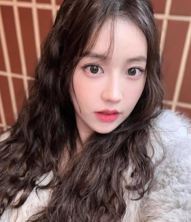 래퍼 육지담이 한층 세련되고 화사해진 비주얼로 근황을 전하며 팬들의 시선을 사로잡았다./육지담 소셜미디어