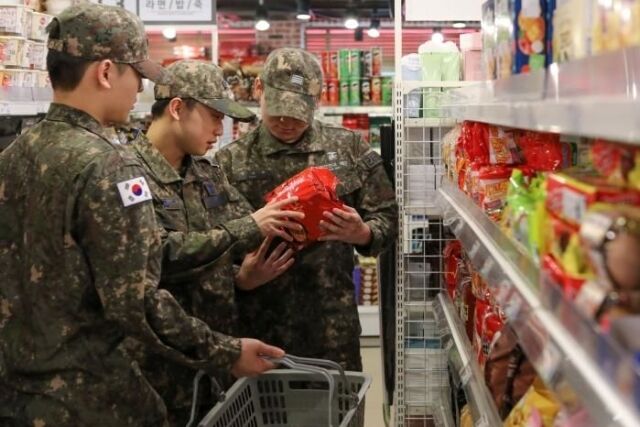 장병들이 영내 마트에 새로 들어온 상품을 둘러보고 있다. /뉴시스