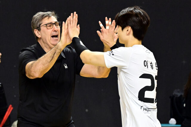 현대캐피탈 필립 블랑 감독이 이승준과 하이파이브를 하고 있다. / 한국배구연맹(KOVO)