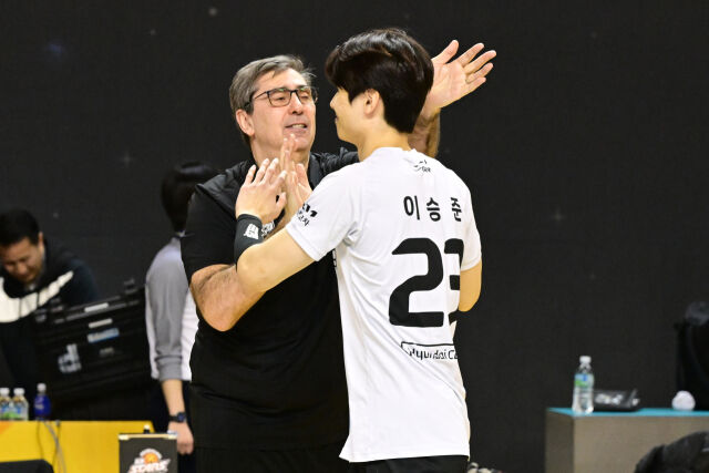 필립 블랑 감독이 이승준의 머리를 쓰다듬고 있다. / 한국배구연맹(KOVO)