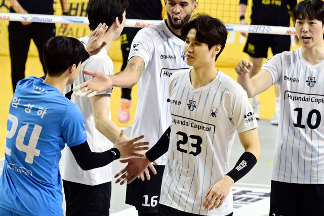 3세트 교체 투입된 이승준이 득점을 올린 뒤 동료들과 기뻐하고 있다. / 한국배구연맹(KOVO)
