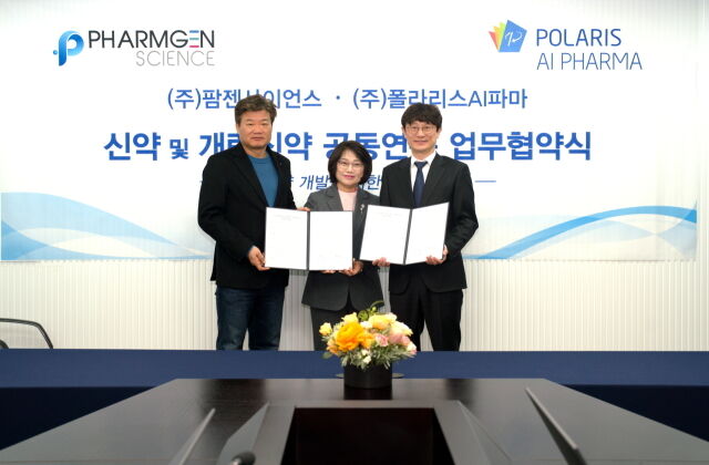 박희덕 팜젠사이언스 부회장(왼쪽부터), 김혜연 팜젠사이언스 대표이사, 조원경 폴라리스AI파마 대표이사가 업무협약식 기념촬영을 하고있다. /팜젠사이언스