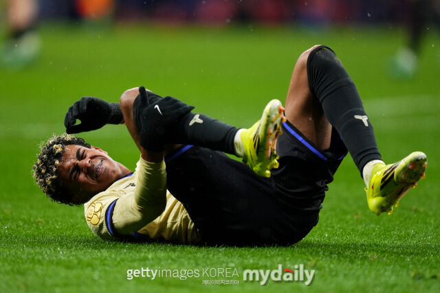 야말이 13일 아틀레티코와 경기 도중 넘어져 괴로워하고 있다. /게티이미지코리아