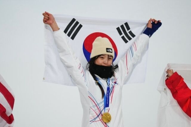 최가온이 13일(현지 시간) 이탈리아 리비뇨 스노파크에서 열린 2026 밀라노·코르티나담페초 동계올림픽 스노보드 여자 하프파이프 결승에서 금메달을 획득한 뒤 기뻐하고 있다. /뉴시스