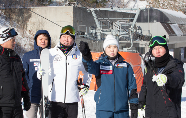 신동빈 롯데그룹 회장(왼쪽 두번째)이 지난 2016년 1월 17일 2018년 평창 동계올림픽이 열리는 강원도 용평 알파인스키경기장을 방문해 현장을 점검하고 있다. /롯데