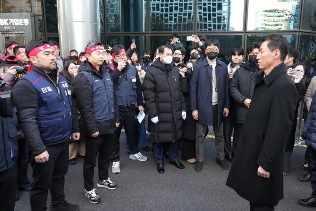 지난달 23일 장민영 신임 IBK기업은행장(사진 오른쪽)이 노조에 의해 출근길이 막힌 모습 /기업은행 노조