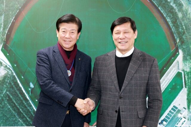 박범인 금산군수와 허구연 총재(왼쪽부터)./KBO