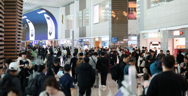 설 연휴를 앞둔 지난 12일 인천국제공항 출국장에서 여행객들이 출국 수속을 밟고 있다. /뉴시스