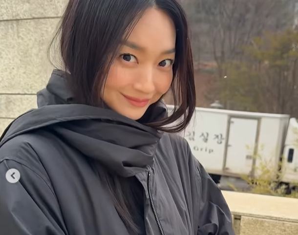 배우 신민아가 신혼의 달콤함이 묻어 나는 사랑스러운 근황을 전하며 팬심을 사로잡았다./신민아 소셜미디어