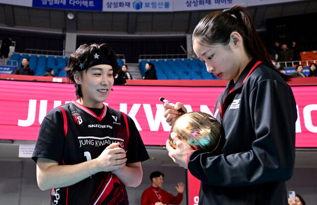 경기 후 인쿠시가 슈퍼주니어 성민에게 사인을 해주며 팬서비스하고 있다 / 한국배구연맹(KOVO)