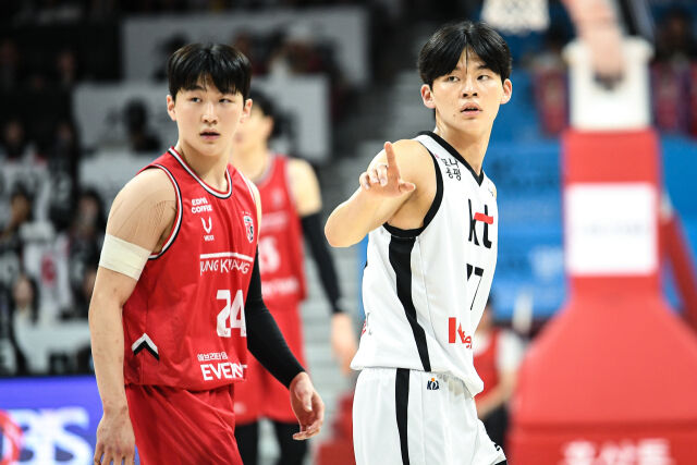 문유현과 강성욱(왼쪽부터)./KBL