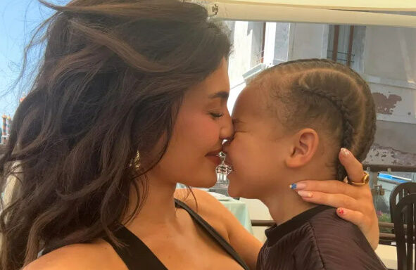 카일리 제너, 에어./소셜미디어