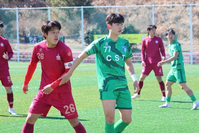 김천대학교 조용준(왼쪽 28번)이 자리 싸움을 벌이고 있다. /한국대학축구연맹 제공