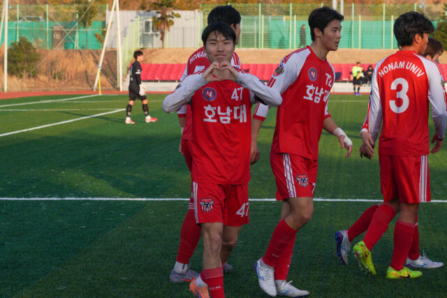 호남대학교 강승호(왼쪽)가 골 뒤풀이를 펼치고 있다. /한국대학축구연맹 제공