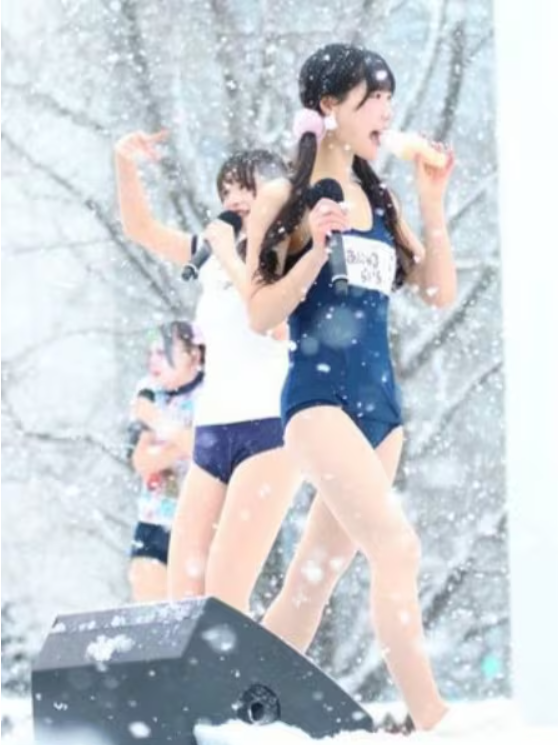 일본의 한 지하 아이돌 걸그룹이 영하 10도의 추위와 폭설이 몰아치는 야외 무대에서 수영복 차림으로 공연을 펼쳐 '아티스트 학대' 및 '노이즈 마케팅' 논란에 휩싸였다. /플랑크스타즈 엑스(X)