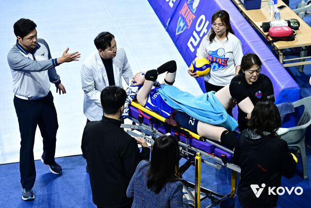 알리사 킨켈라가 부상으로 쓰러졌다./KOVO