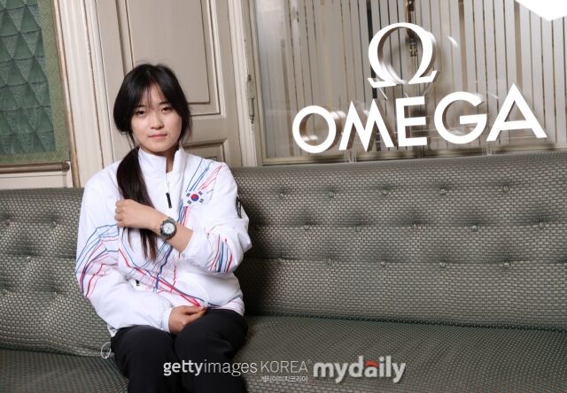 오메가는 대한민국 첫 금메달리스트인 최가온에게 ‘스피드마스터 38mm 밀라노 코르티나 2026’을 증정했다./오메가