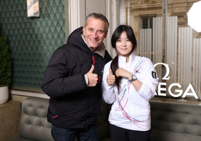 오메가는 대한민국 첫 금메달리스트인 최가온에게 ‘스피드마스터 38mm 밀라노 코르티나 2026’을 증정했다. (사진 좌측은 레이날드 애슐리만 오메가 회장 겸 CEO)./오메가