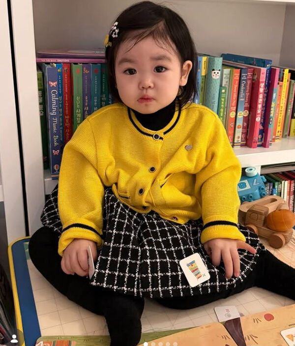 “已经这么高了？”朴秀红女儿洋娃娃般的美貌和模特般的气质令人惊叹。