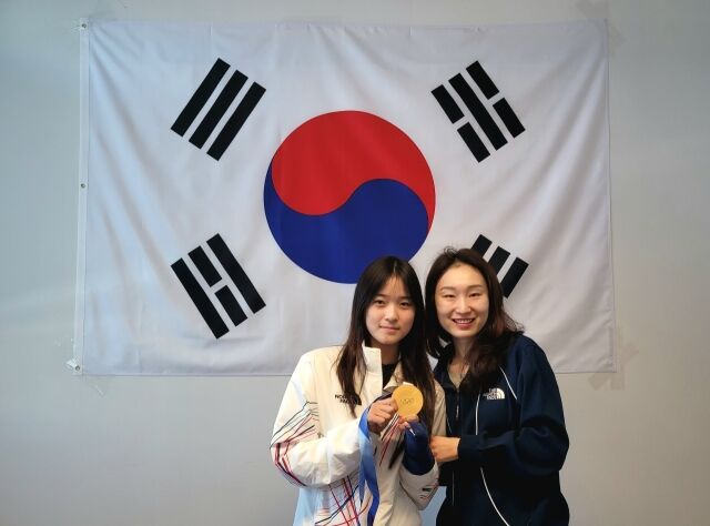 최가온(왼쪽)과 최민정./대한체육회