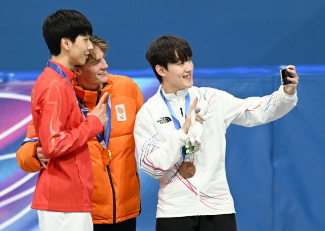 쇼트트랙 남자 1000m 동메달을 따낸 임종언(오른쪽) 셀피. /대한체육회 제공