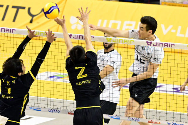 현대캐피탈 바야르사이한이 공격을 시도하고 있다. / 한국배구연맹(KOVO)