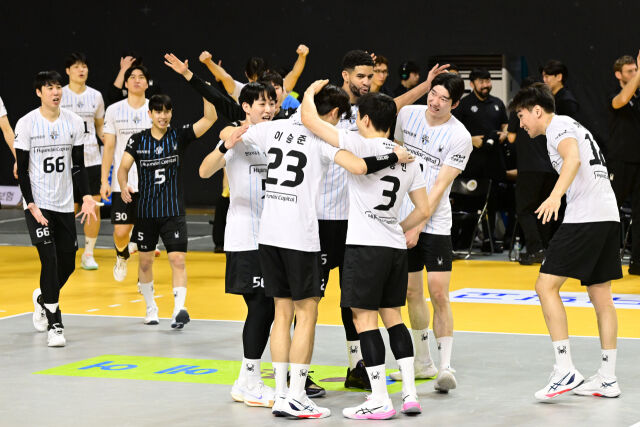 현대캐피탈이 KB손햅보험을 상대로 승리한 뒤 기뻐하고 있다. / 한국배구연맹(KOVO)