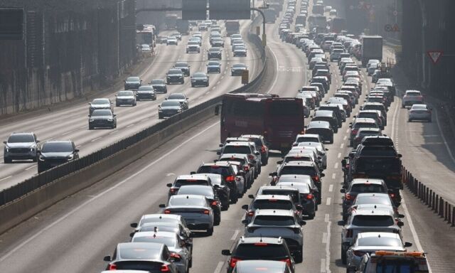 설 연휴 둘째 날인 지난 15일 서울 서초구 잠원IC 경부고속도로 하행선이 정체를 빚고 있다. /뉴시스